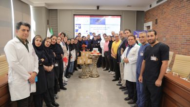 مراسم بزرگداشت روز جهانی ایمنی بیمار مراسم بزرگداشت روز جهانی ایمنی بیمار، ۲۷ شهریور ۱۴۰۳ (۱۷ سپتامبر) با شعار “تشخیص درست،ایمنی بیشتر” در بیمارستان نیکان اقدسیه برگزار گردید. ابتدا تیم ایمنی و ریاست بیمارستان از بخشهای بالینی و پاراکلینیک ها بازدید نمودند، سپس جلسه ایی با حضور اعضای تیم ایمنی، سرپرستاران، مسئولین بخشها و واحدها برگزار گردید و ضمن ارائه سخنرانی توسط مسئولین و تشکر و قدردانی از پرسنل بیمارستان، هدیه ایی به رسم یاد بود به این عزیزان تقدیم شد. در انتهای جلسه مقرر گردید سیاست های تیم ایمنی همسو و در راستای شعار امسال تدوین گردد.